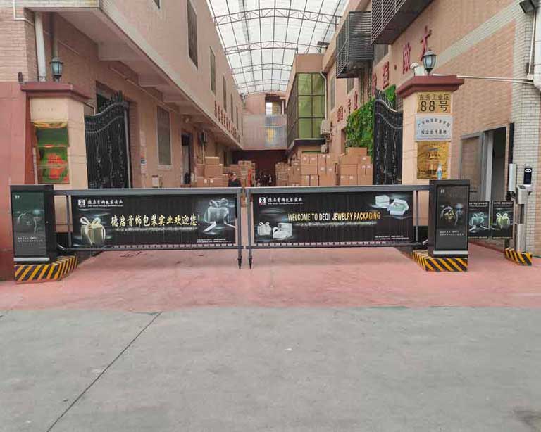 廣東省佛山市南海區(qū)德啟首飾包裝實業(yè)公司+重型道閘門+圓柱擺閘+圓柱人臉機(jī)